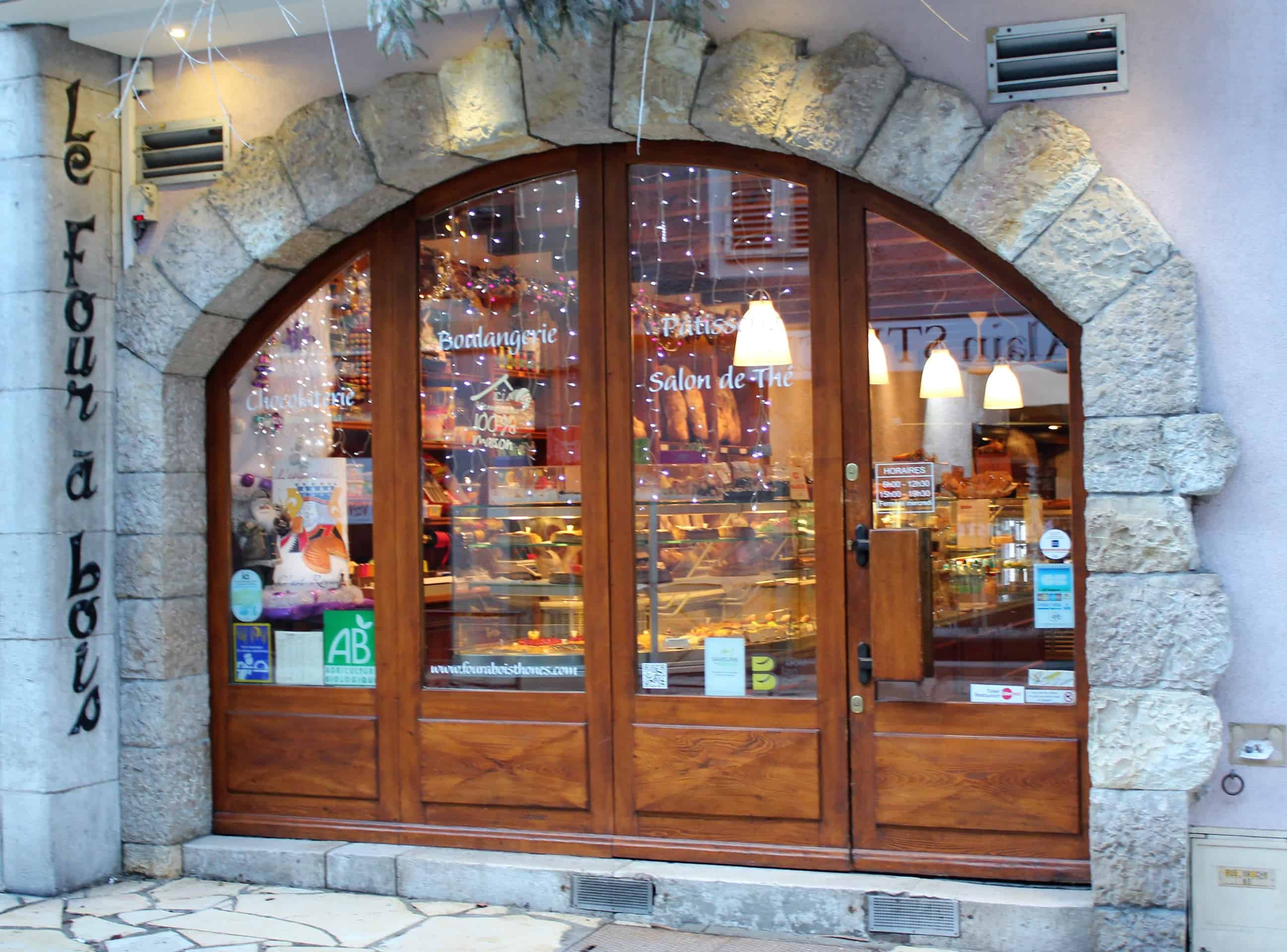 Le Four à Bois est une des boulangeries populaires figurant sur notre liste des commerces de Thônes. 