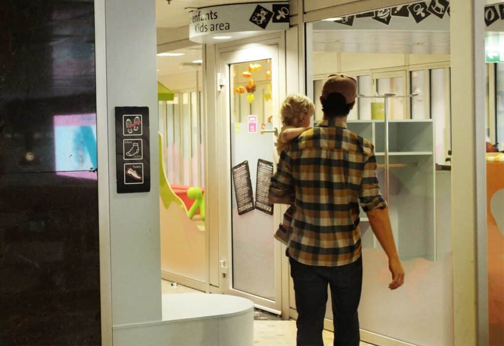 Père et fils à l'extérieur de l'espace enfants, Aéroport de Genève