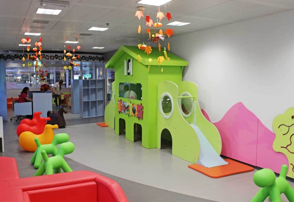 Aire de jeux multicolore et nurserie à l'aéroport de Genève