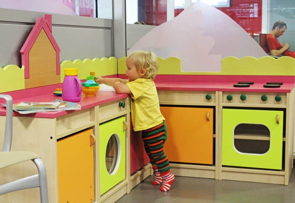 Un enfant joue dans l'évier, espace enfants de l'aéroport de Genève, hall des départs.