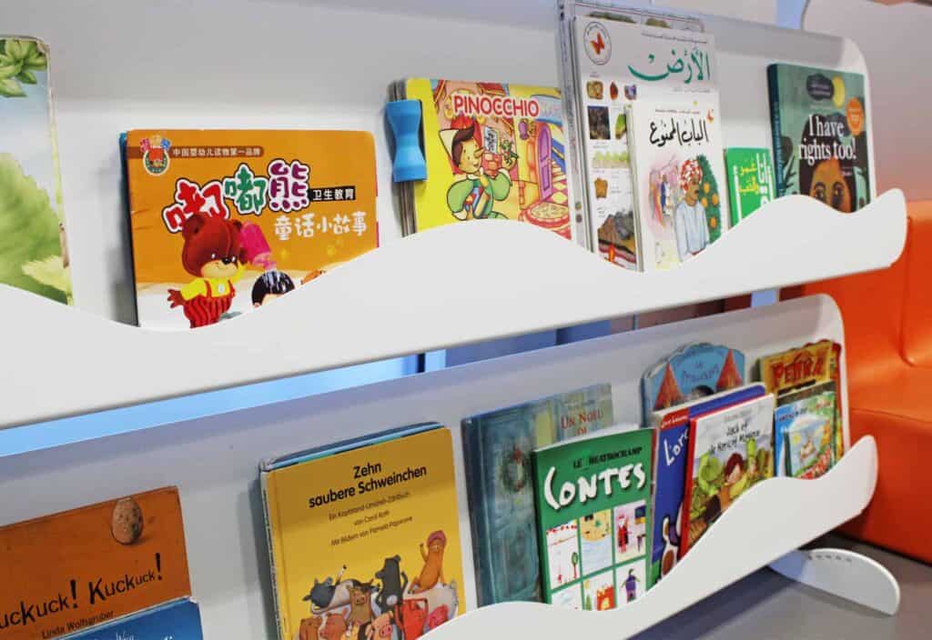 Livres pour enfants en plusieurs langues, nurserie de l'aéroport de Genève.