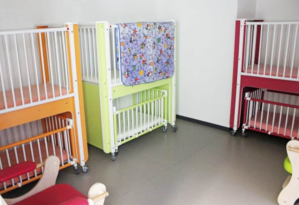 Lits d'enfant superposés dans la salle de sieste de la nurserie de l'aéroport de Genève