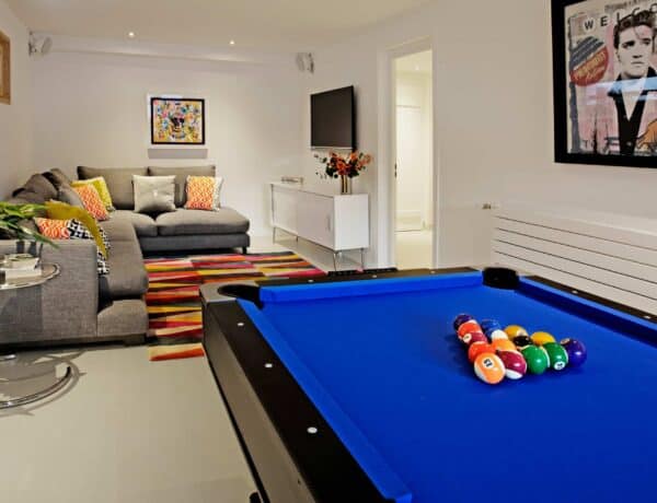 Pool table and tv area at Chalet le Mousqueton