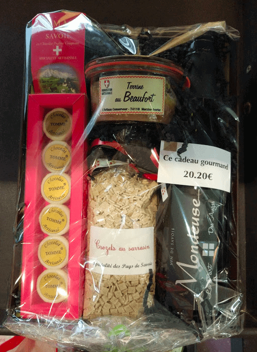 Un panier de bienvenue contenant des sucrerie et des produits locaux.