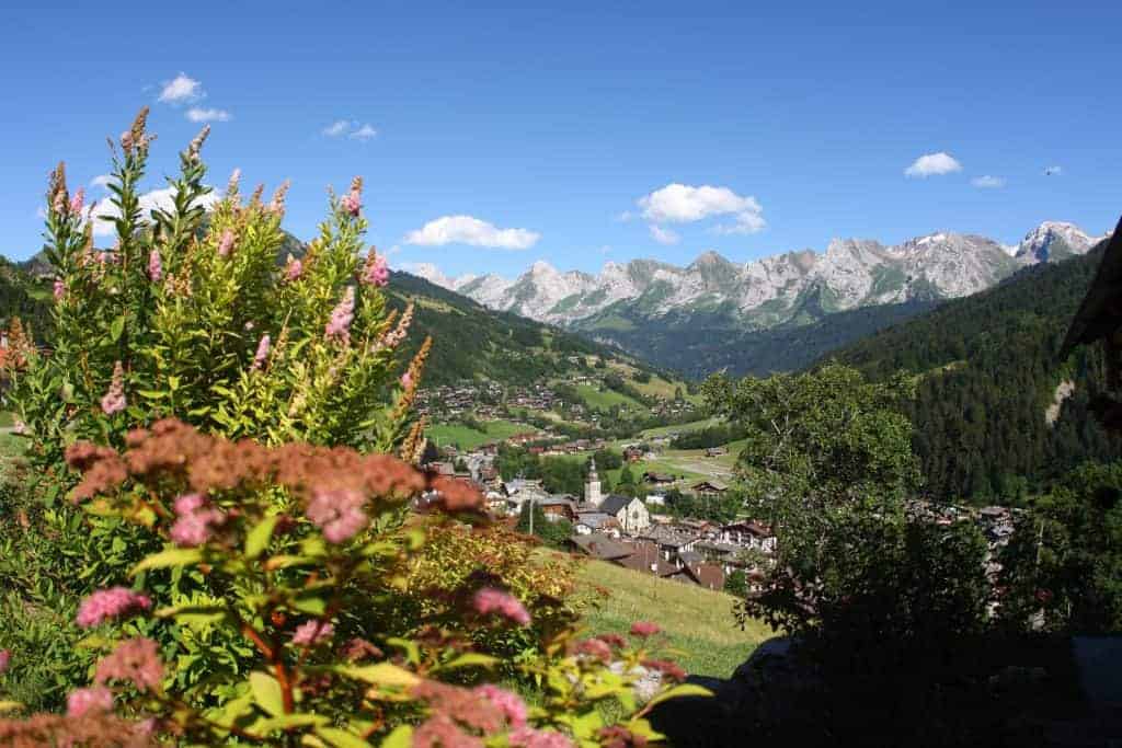 Vue du Grand-Bornand en été.