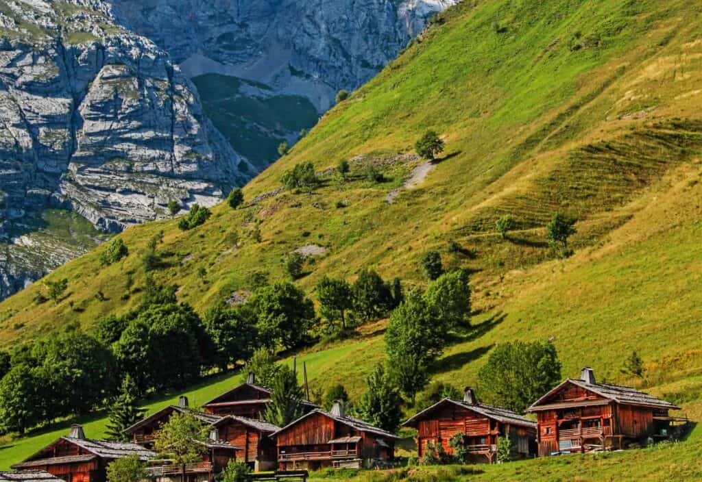 A view of Le Chinaillon with fields and mountains in the backgrop