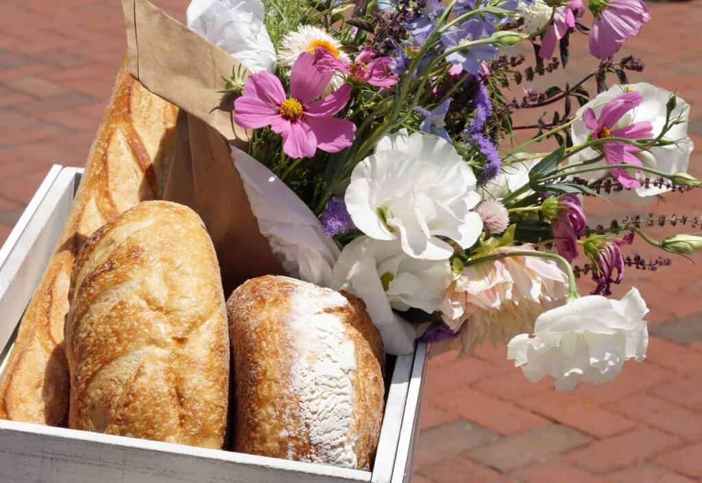 Offrez à vos locataires un panier de bienvenue garni de pain frais et de fleurs printanières.