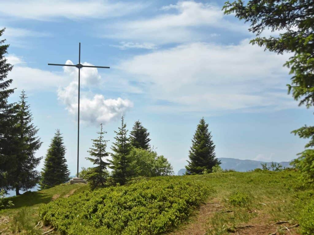 The metal cross at the peak of the Colomban, a great spot to enjoy the views with your dog