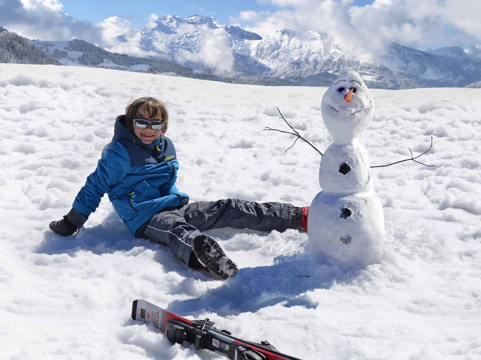 Winter activities: Build a snowman