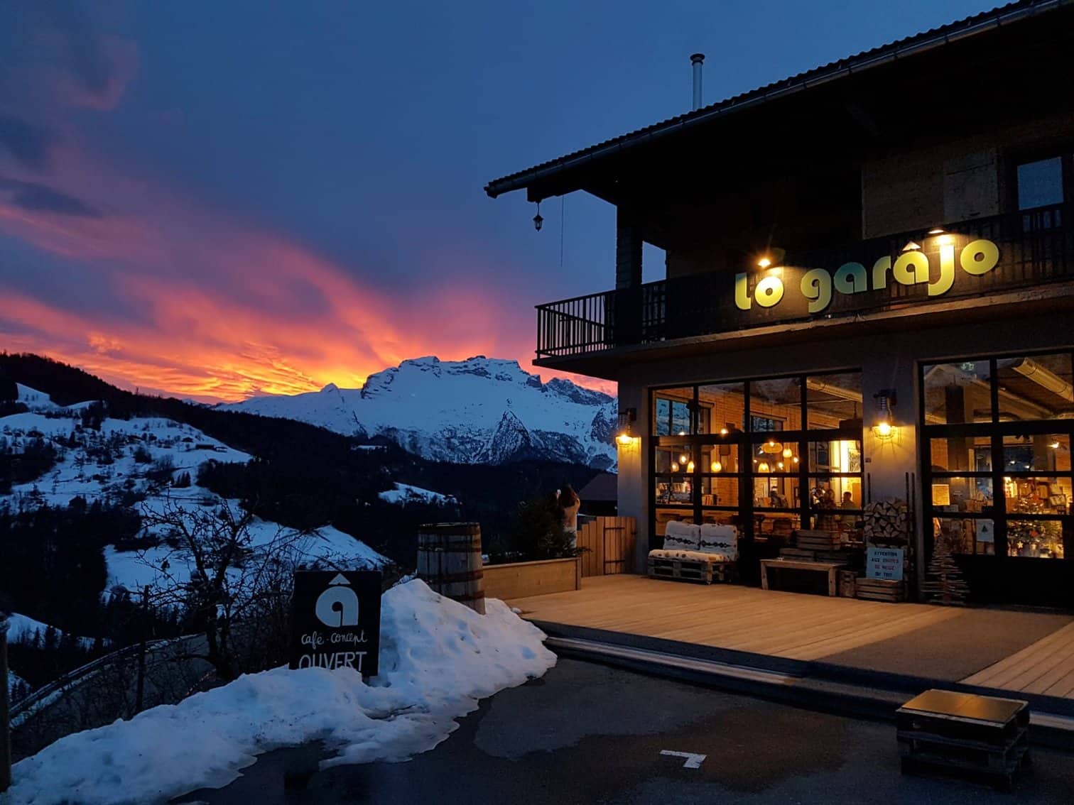 Lo Garâjo - The New York Style Cafe in Manigod: View of La Tournette