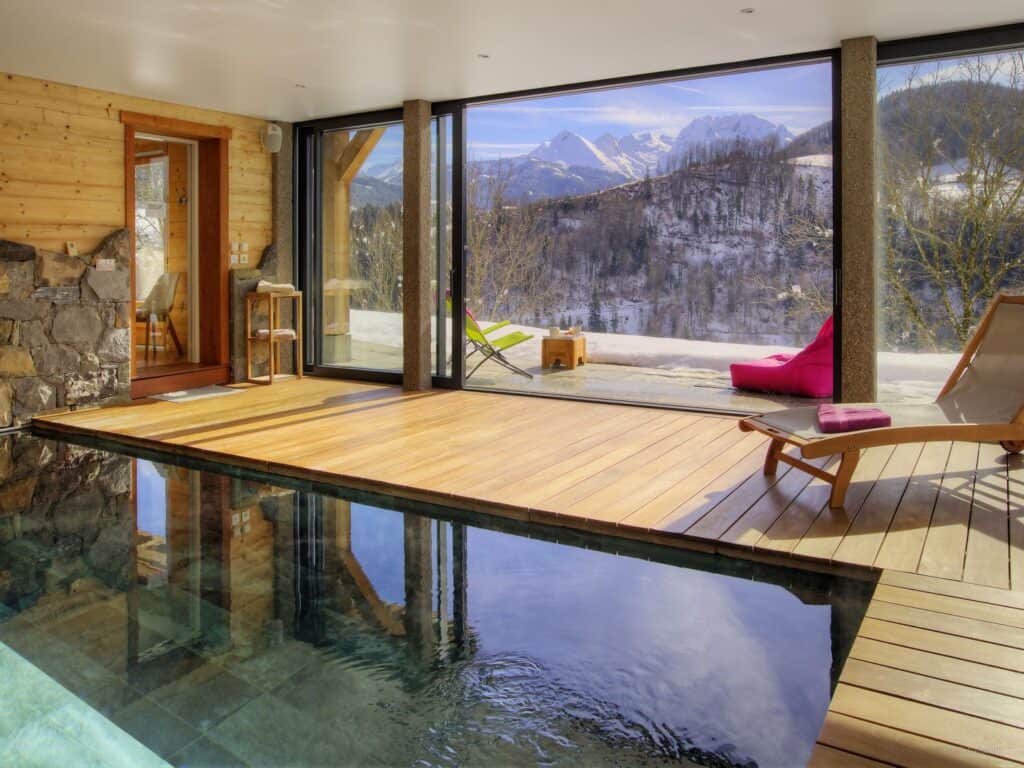 Vue depuis la piscine intérieure du Lodge La Source sur les montagnes près de Thônes.