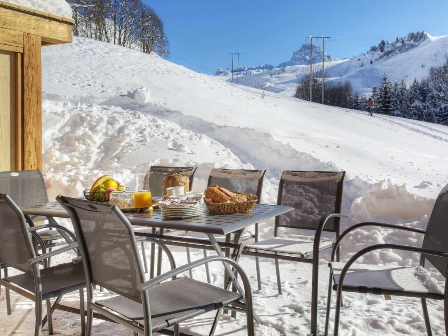 The dining table in the snow at Chalet Argali