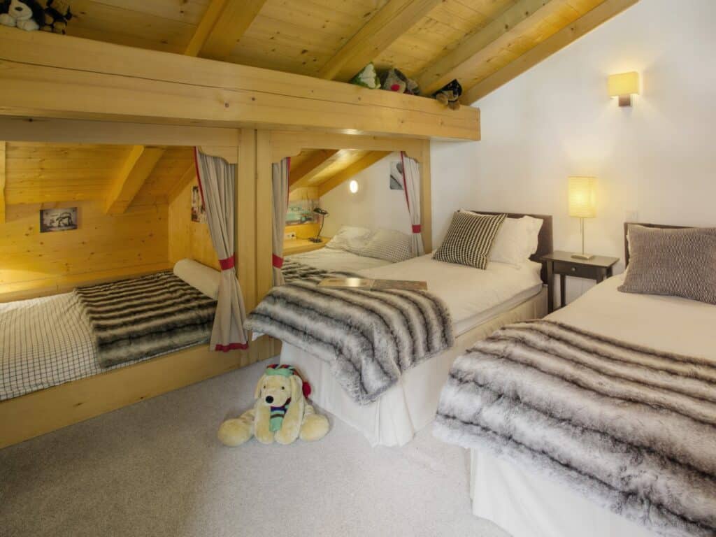 Cool kids' bedrooms: 2 cabin beds and 2 single beds at Chalet Tolar