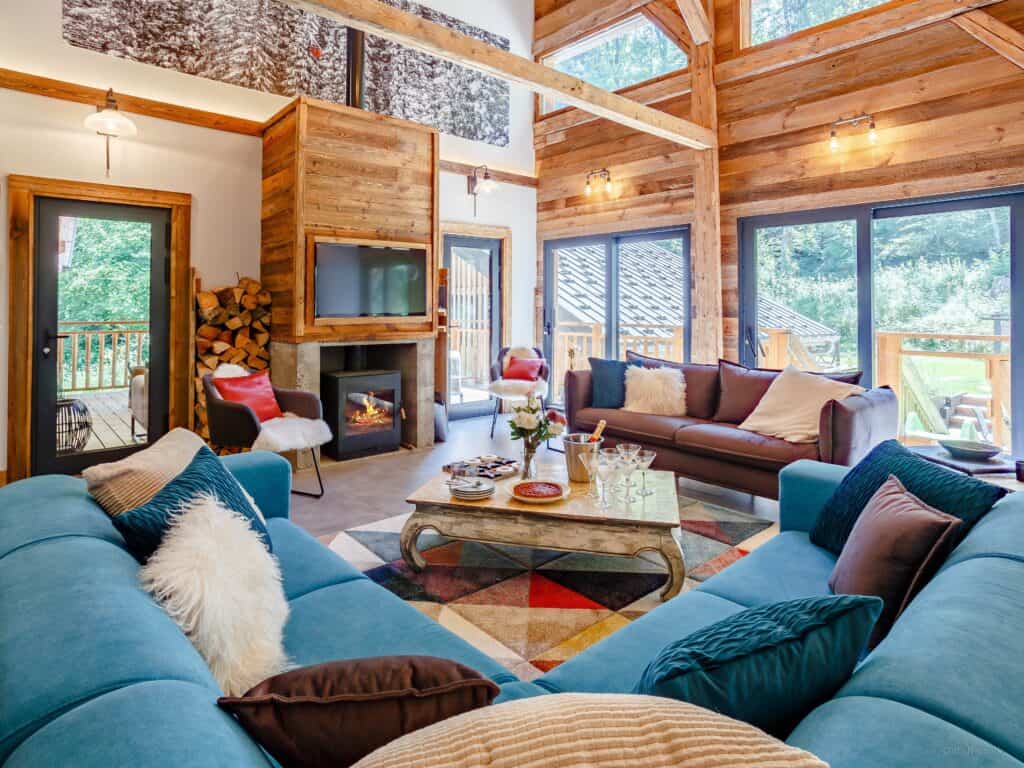 Living room with colourful sofas and fireplace at Chalet Vivaldaim