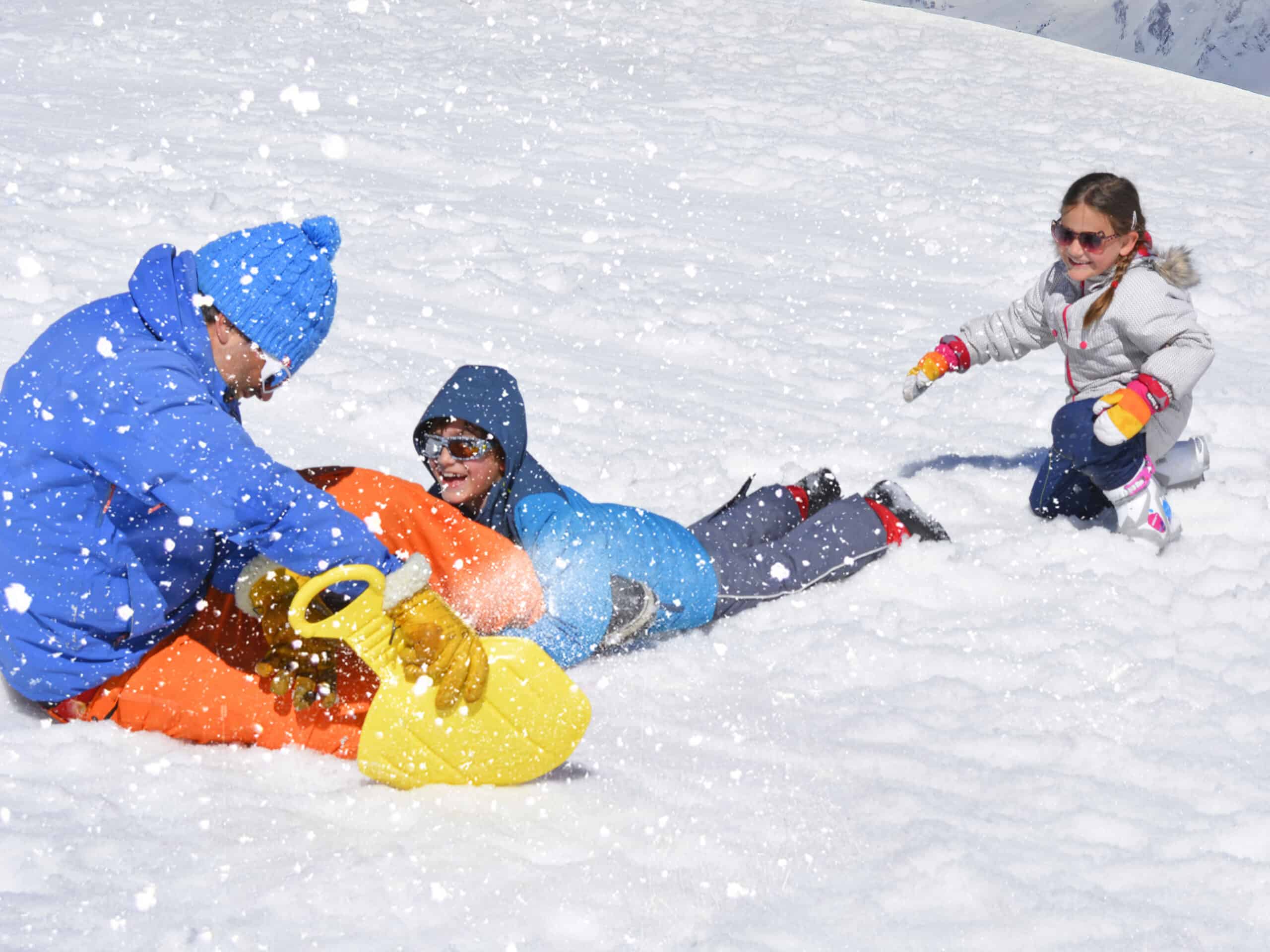 Des enfants qui jouent dans la neige dans une garderie au ski.