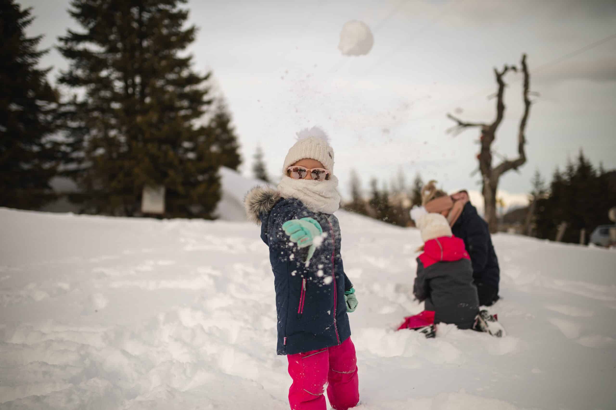 Des enfants qui jouent dans la neige dans une garderie au ski.