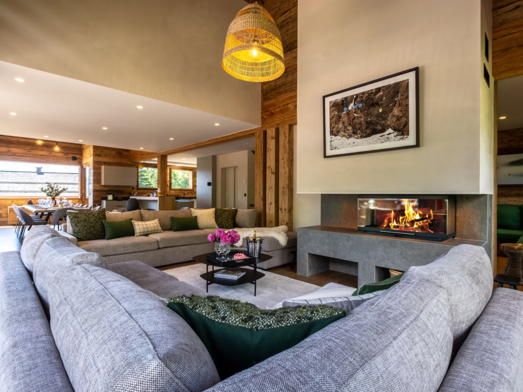 double-height-ceilings-tall-fireplace-and-cosy-sofas-balmaz-lodge