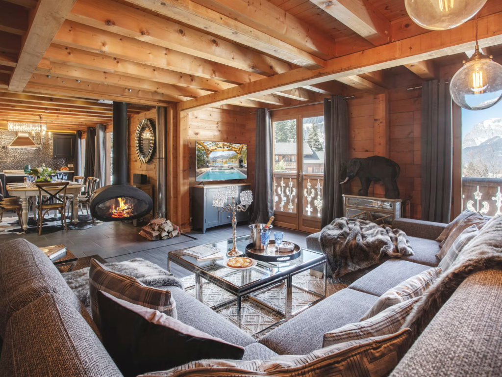luxurious-modern-living-room-decor-mirrors-crystals-chalet-ruisselet