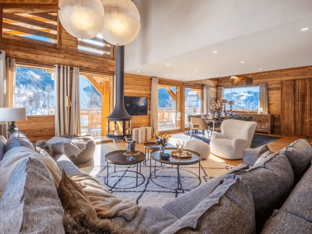 zaru-lodge-living-room-ideas-suspended-fireplace-statement-lighting