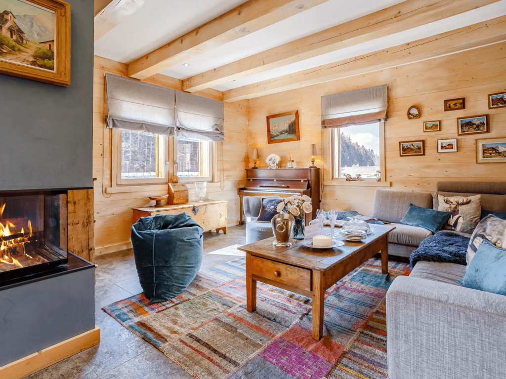 relaxing-living-room-chalet-ibusta-colourful-accessories
