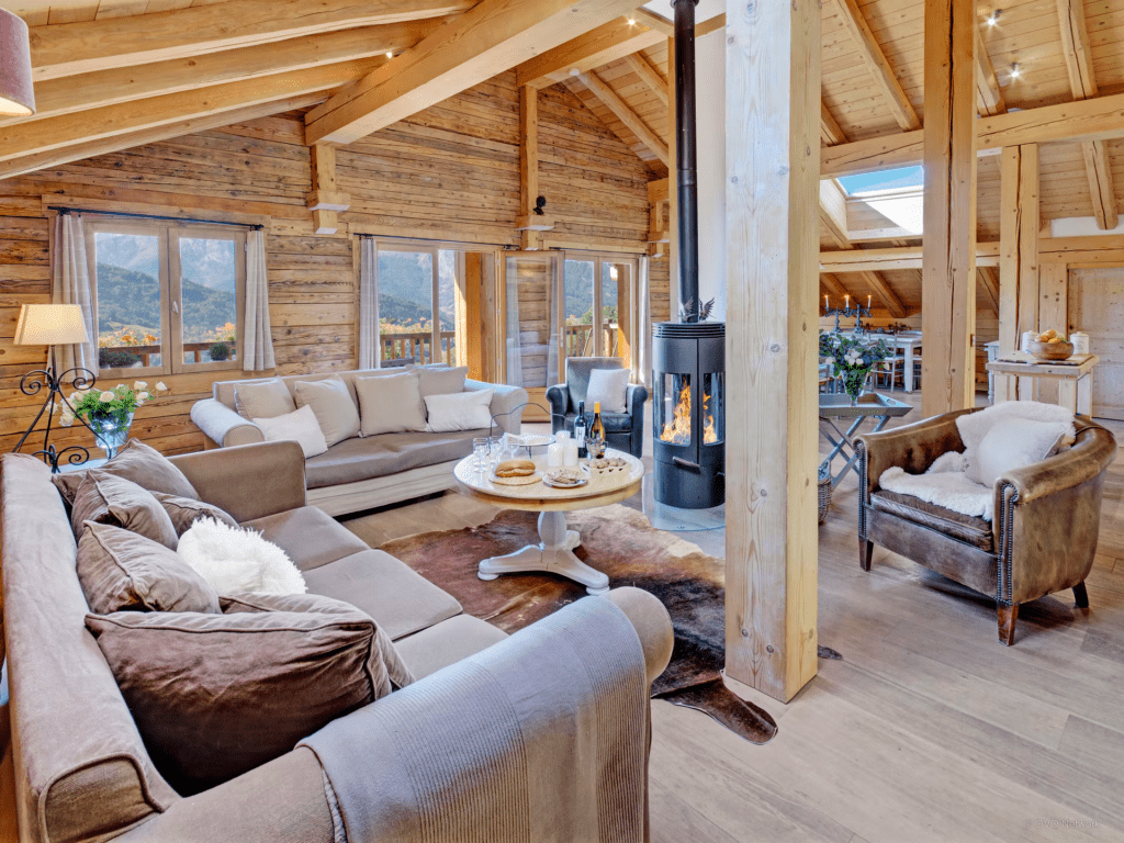 chalet-le-merifien-tournette-living-room-netural-natural-vaulted-ceiling