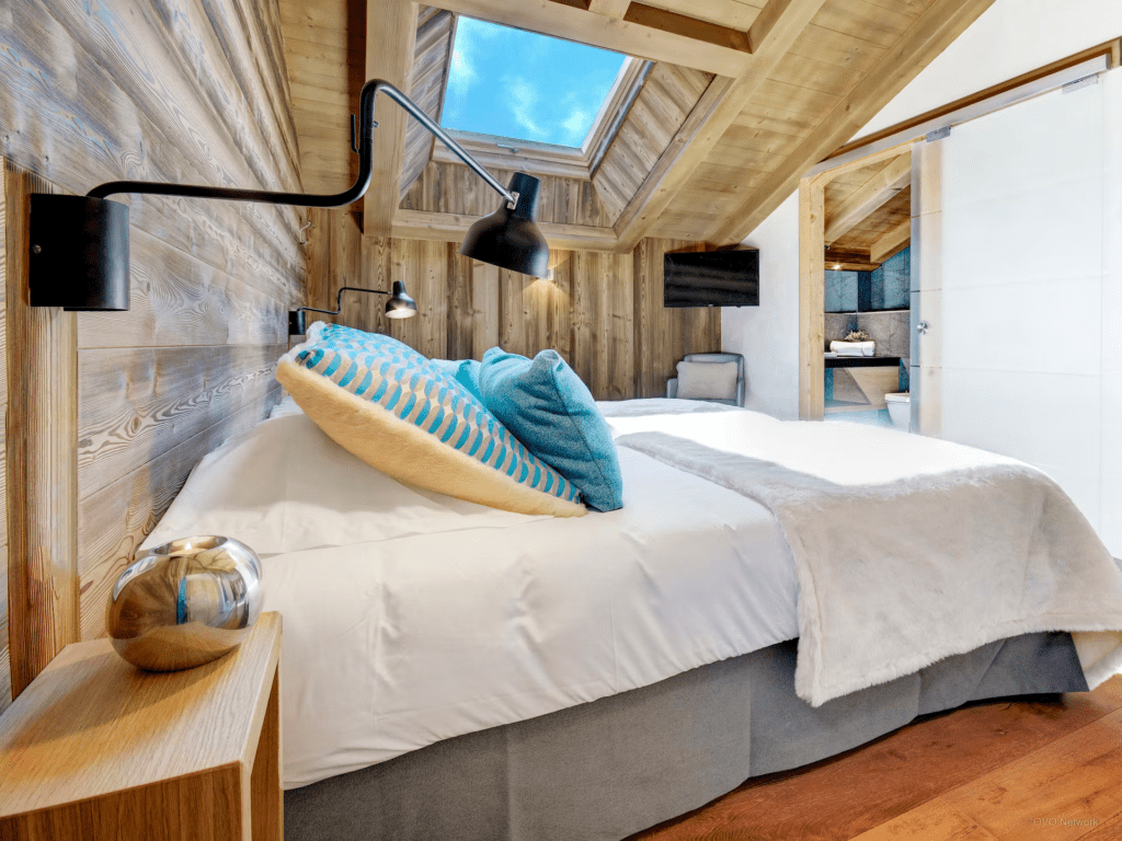 chalet-caramel-hotel-style-bedroom-with-ensuite
