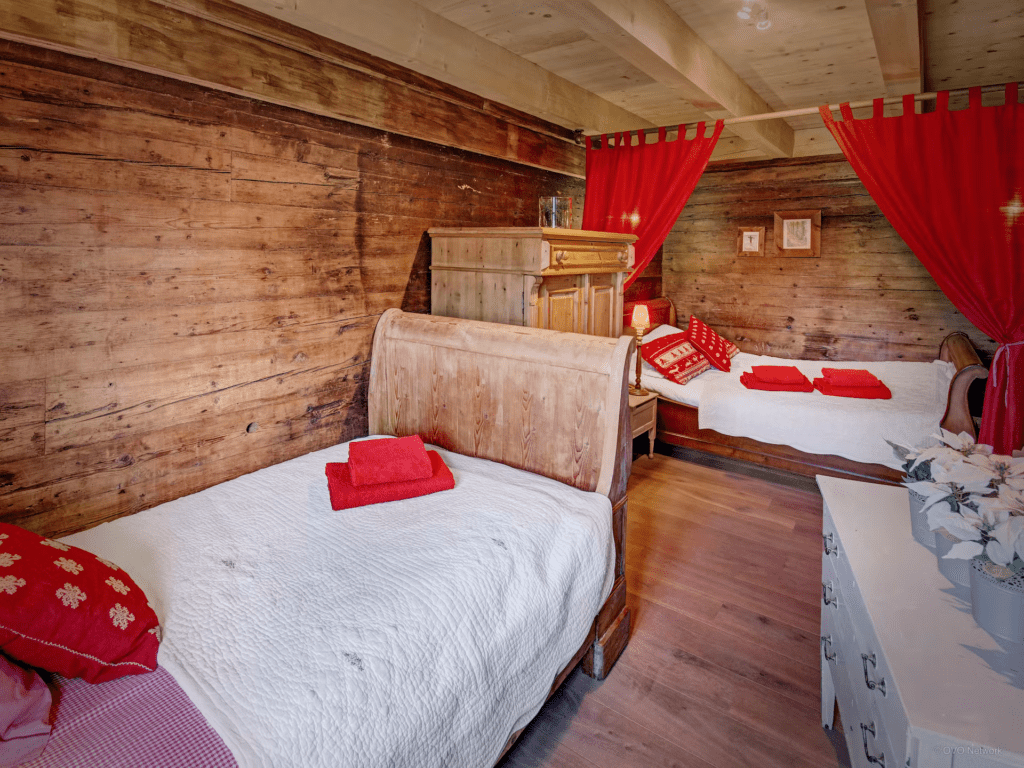 chalet-le-meridien-etale-cosy-peaceful-bedroom-red-theme