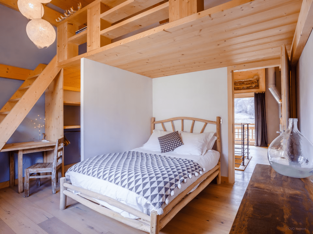 clever-bedroom-with-desk-and-mezzanine-above-chalet-ibusta