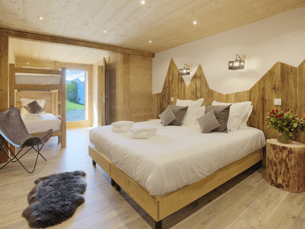 chalet-le-buhel-cool-mountain-artwork-family-bedroom