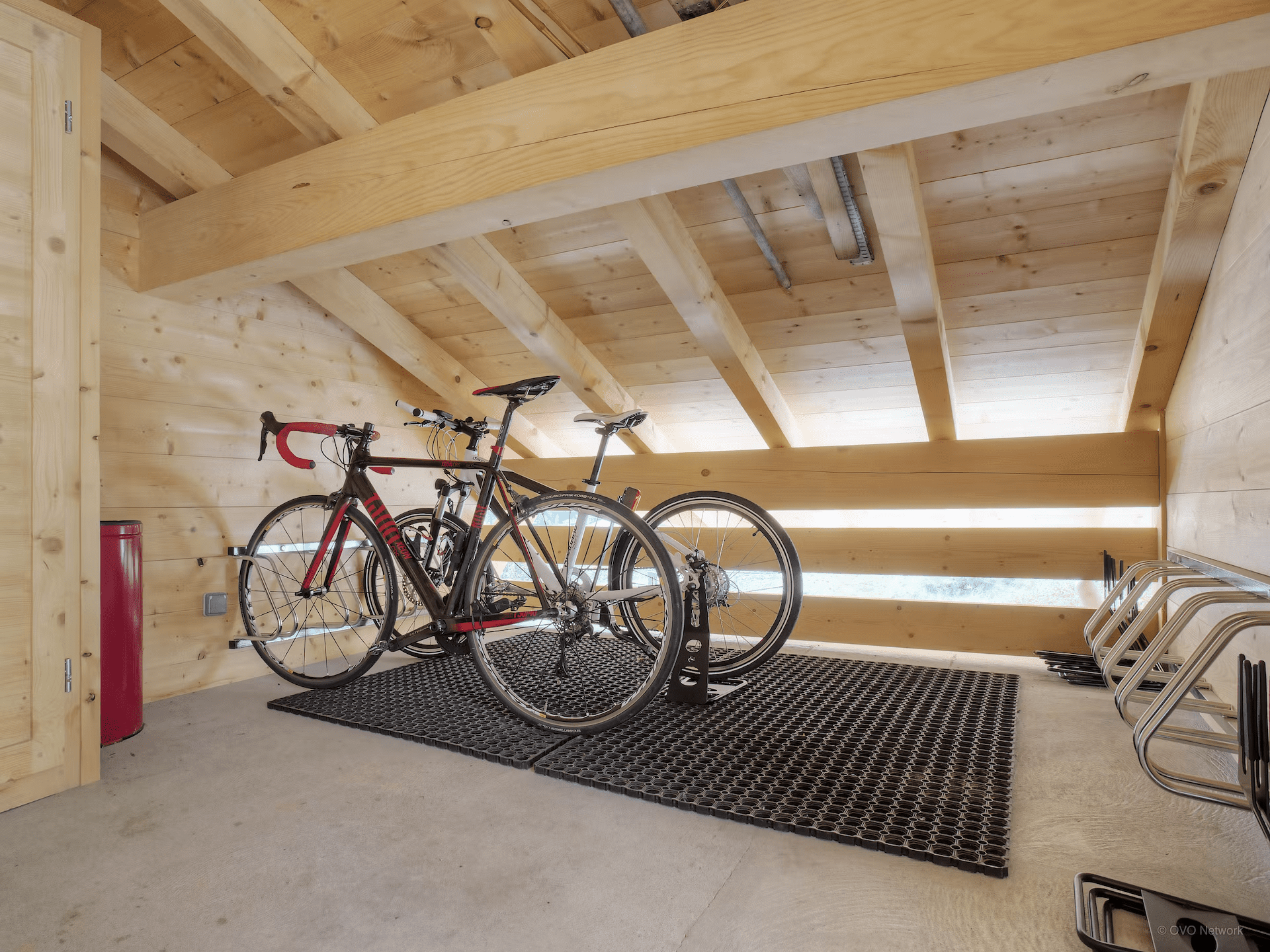 Garage à vélos du Chalet Crechoua, à la Giettaz, dans les Alpes.