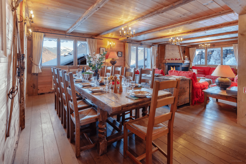 chalet-gueret-dining-space-open-plan-cosy-thick-wooden-table