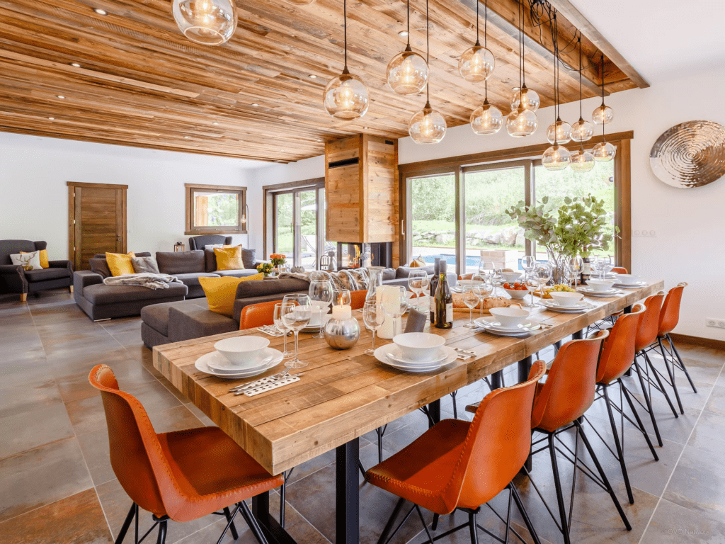 warm-colour-scheme-dining-area-with-statement-lighting-above-table-rocalillie-lodge