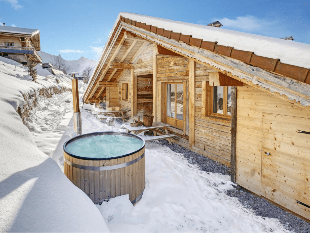 The exterior Nordic hot tub at Chalet le Meridien - Tournette