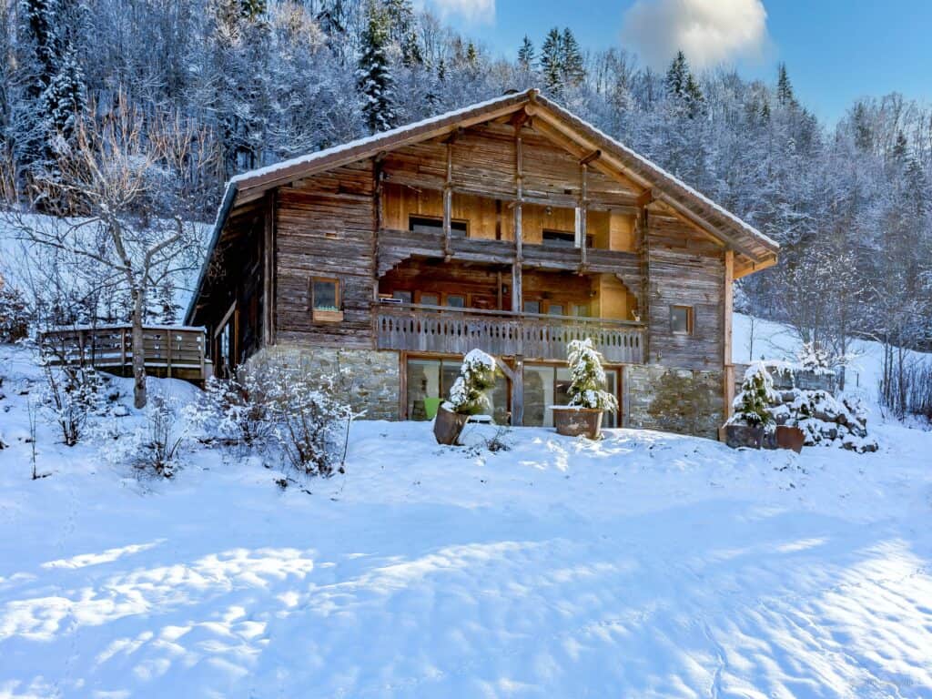 Chalet Colombine exterior shot in snow