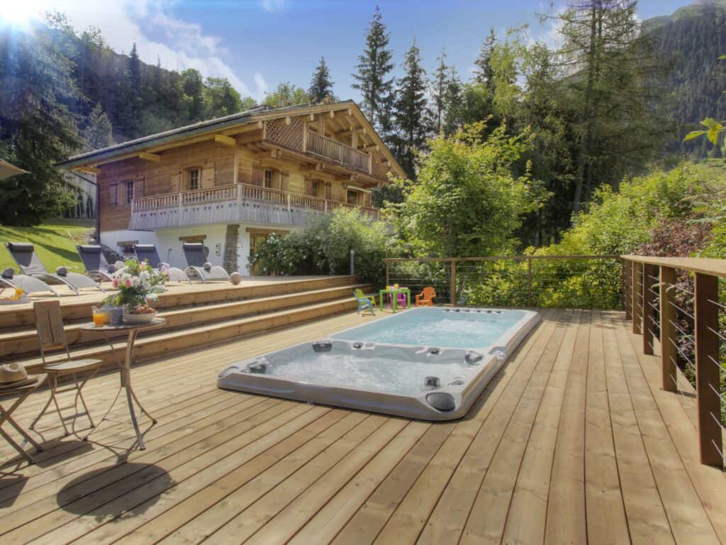 Chalet Le Mousqueton outdoor swim spa