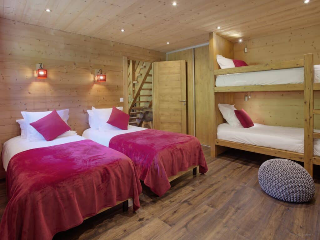 Chalet Le Buhel family suite with twin beds and a bunk
