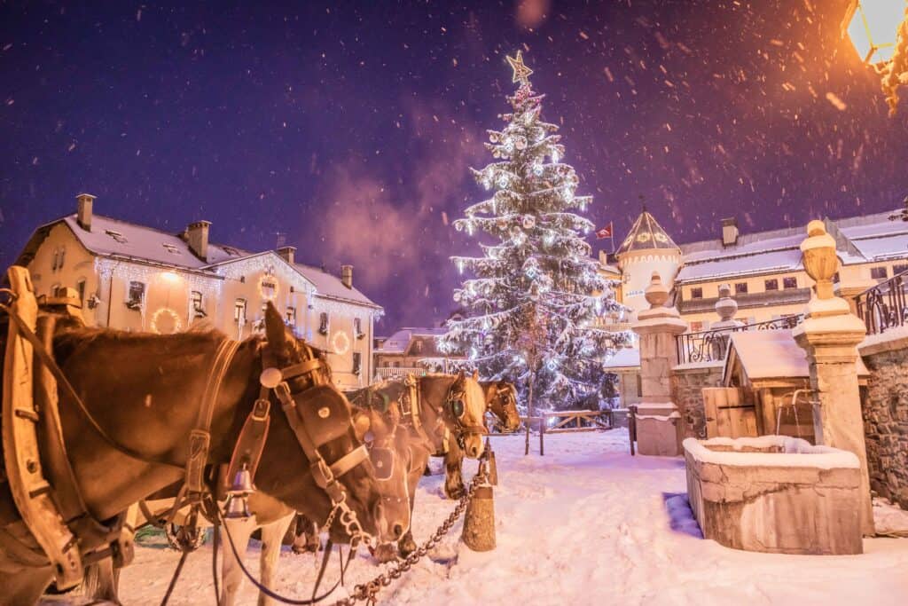 Grand sapin de Noël très décoré sur la place de Megève.