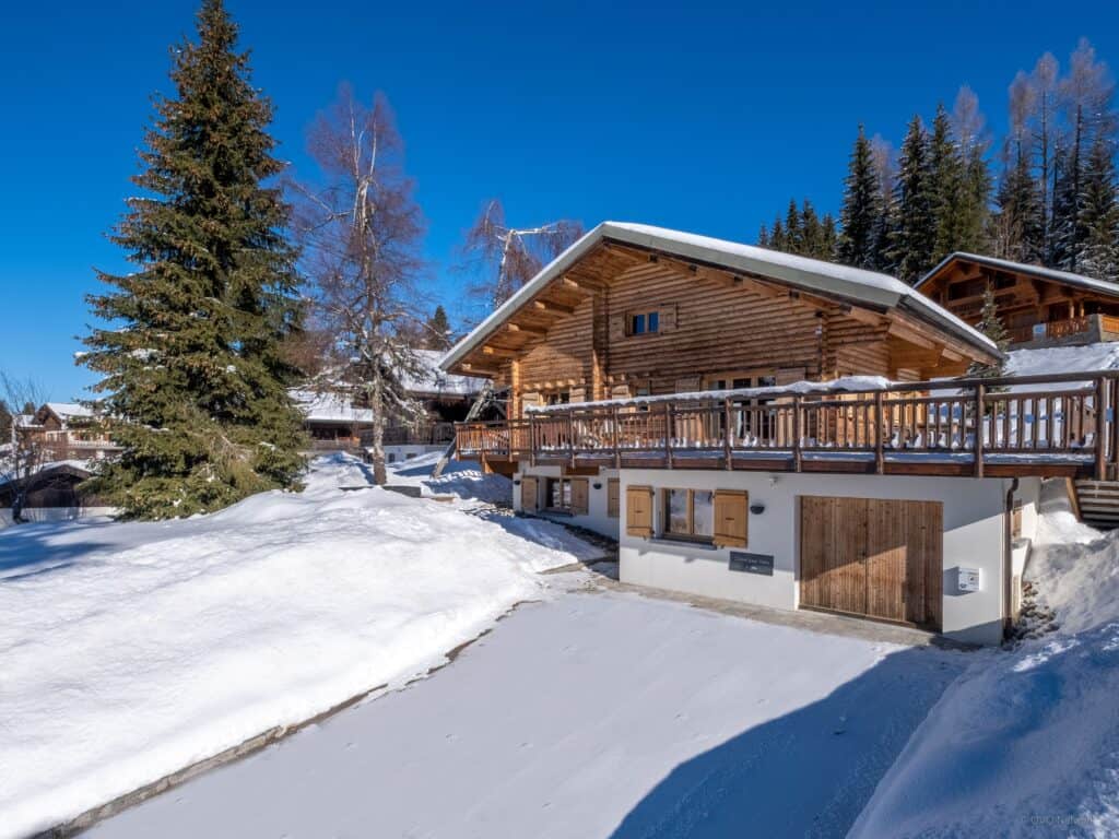 Chalet Joux Verte exterior in snow