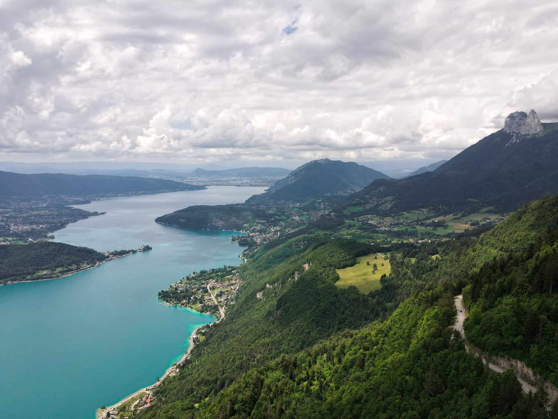 Vue d'ensemble sur le lac d'Annecy et les montagnes qui viennent se jeter dans ses eaux.