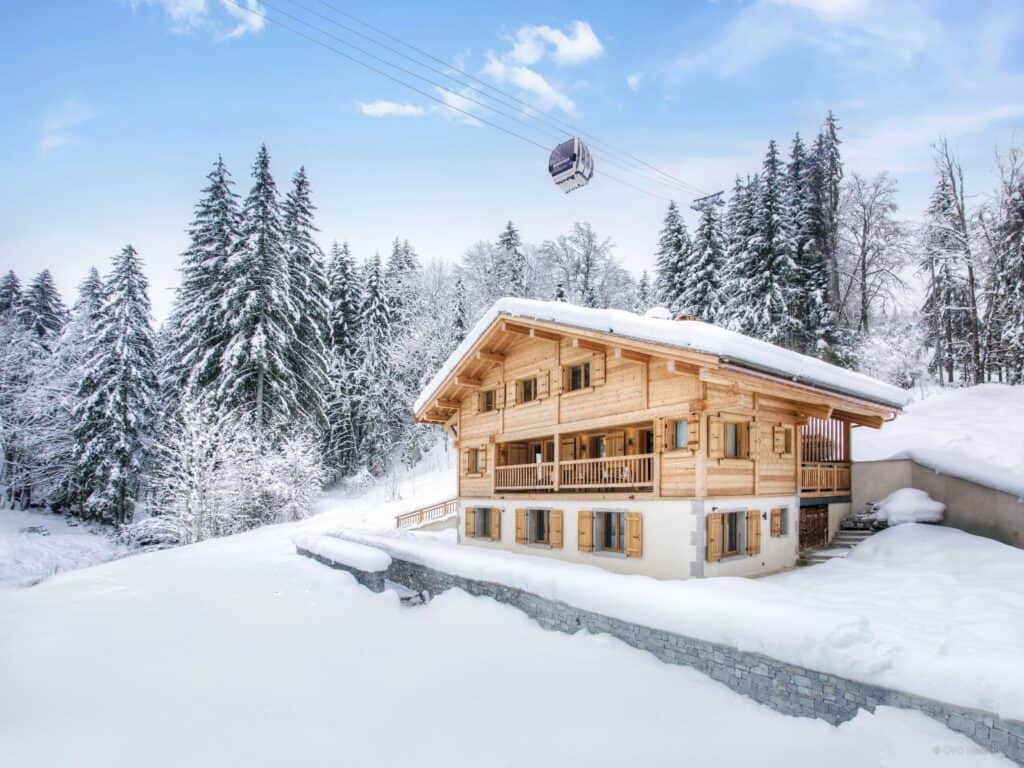 Chalet Riparian in the snow surrounded by woodland