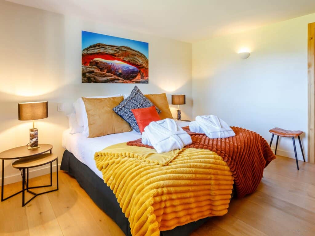 Une chambre à coucher du chalet Joux Verte, une propriété de luxe dans les Alpes. 