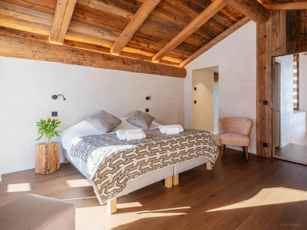 A relaxing bedroom at Balmaz Lodge