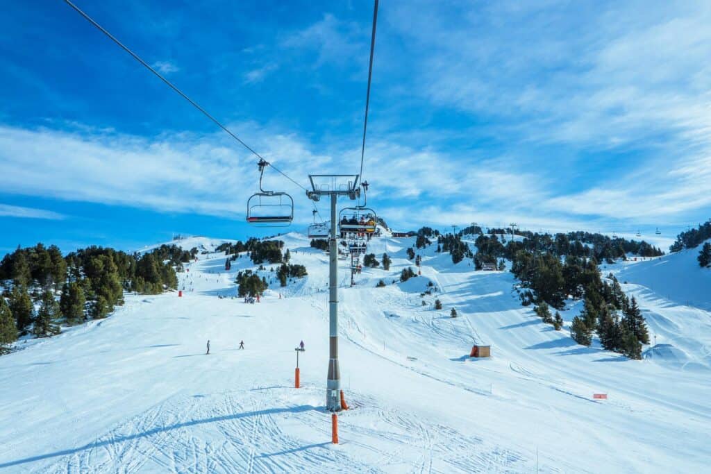 Photo de pistes de ski dans les Alpes prise depuis un télésiège