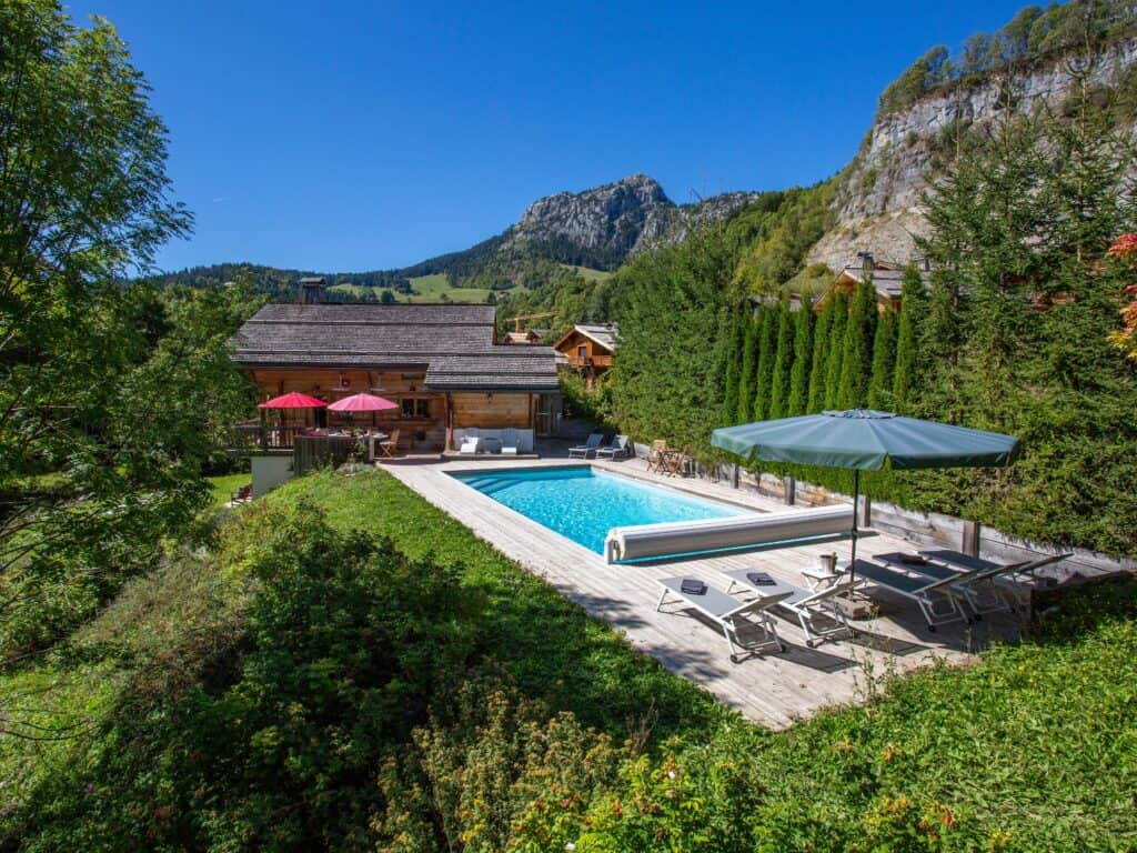 Façade et extérieur du Lodge Le Chevreuil, une propriété de luxe dans les Alpes.