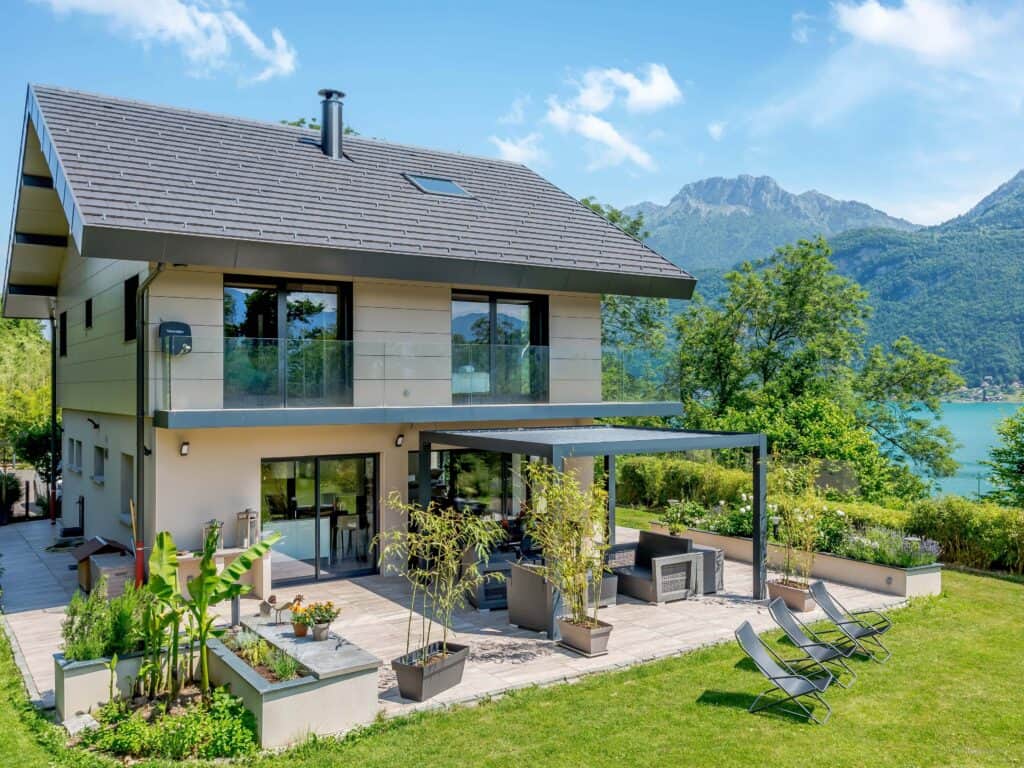 Façade du chalet Lomatika, une propriété de luxe dans les Alpes.
