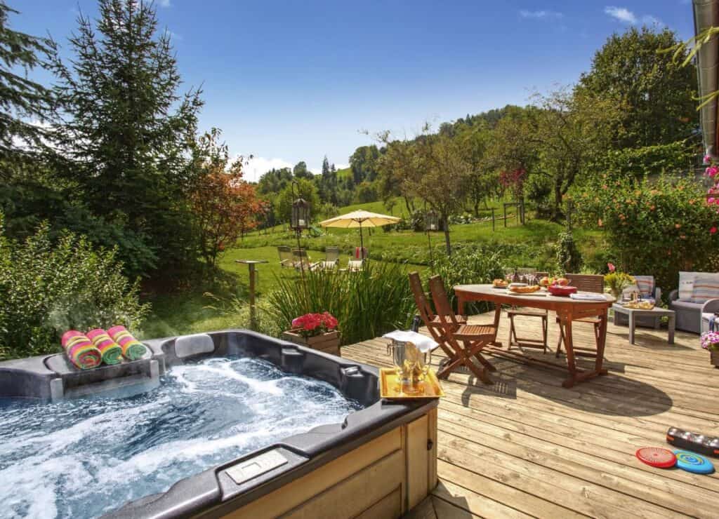 The outdoor hot tub at Chalet Les Roses des Alpes, available through OVO Network
