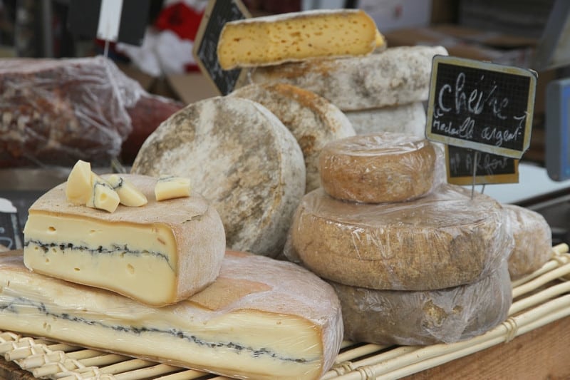 Différents fromages des Alpes sur un étal de marché. 