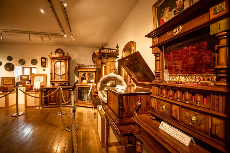 Expositions de multiples instruments mécaniques au Musée de la Musique Mécanique. 