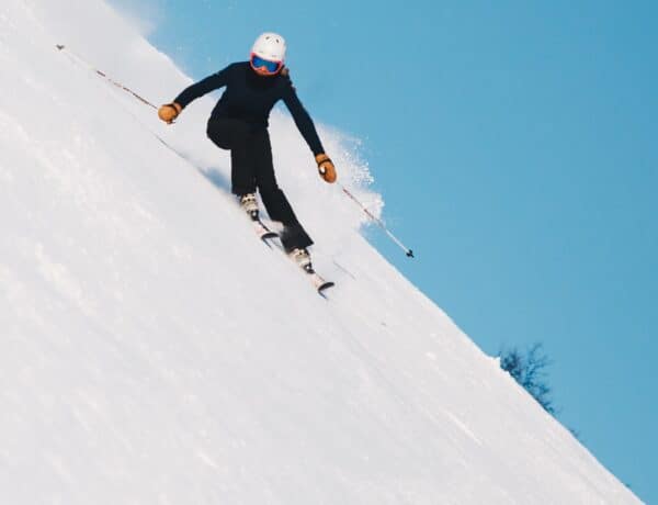 Dévaler les pistes de ski lors de l'ouverture des stations