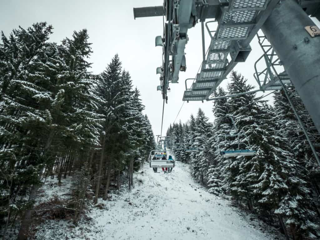 Après avoir validé leur forfaits de ski, les skieurs peuvent emprunter les remontées mécaniques. 